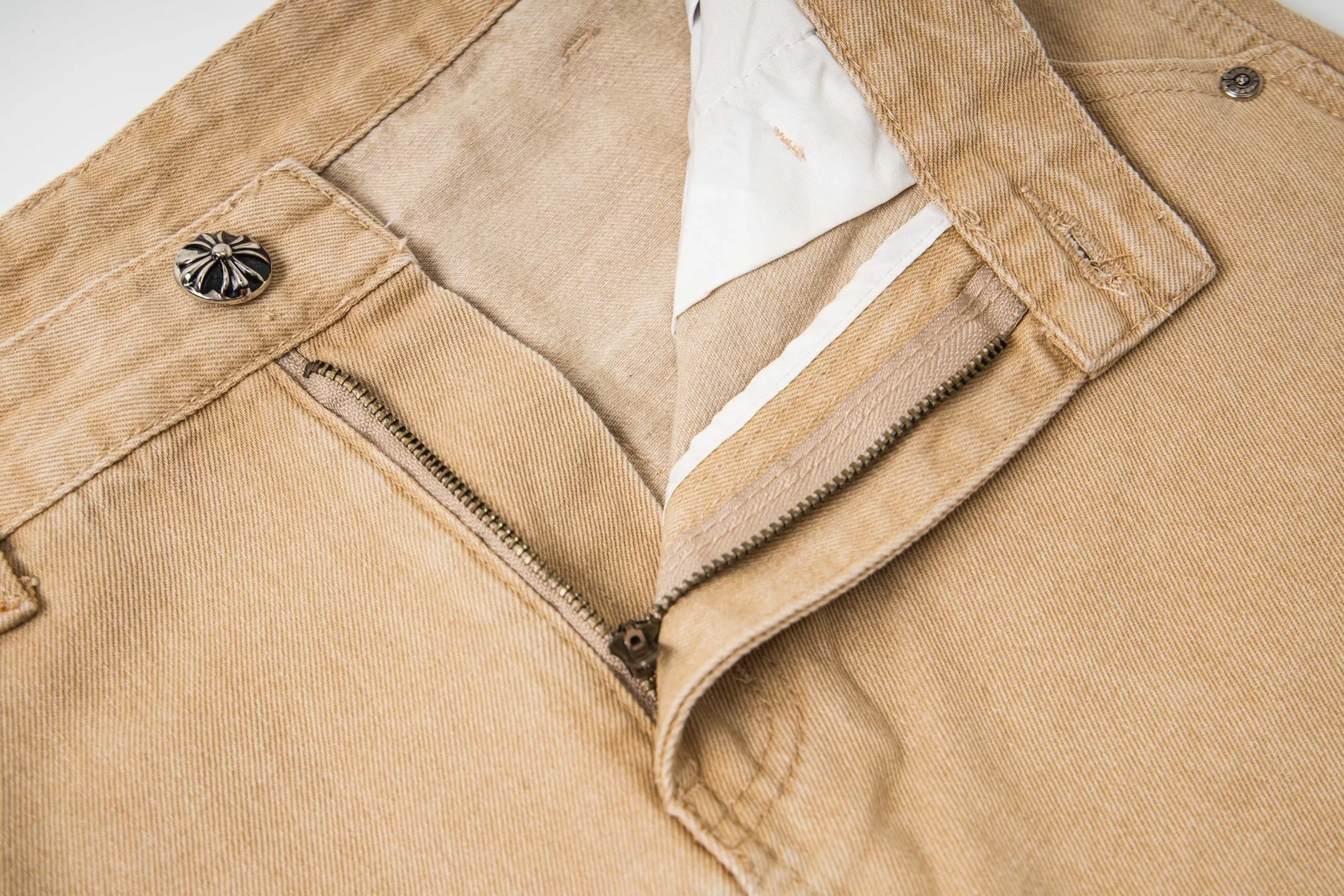 P280 Chrome Hearts khaki denim and white and blue multi-leather popular couple jeans are a hot trend this season and are sought after by countless celebrities and fashionistas. The neat details of the cutting process add color to the playful fashion! The neat and meticulous design, and the well-fitting structure is unique. The upper body not only has outstanding recognition, but also looks younger and younger. A style with the ultimate wearing meaning and performance, gorgeous color matching, and the craftsmanship of this style is also extremely extraordinary. After the finished product is washed, it is disassembled and hand-made with sheepskin cross leather and then spliced ​​together to complete. The whole piece has too many craftsmanship to describe. It is decorated with patchwork cross flowers and high-waisted washed jeans! ! Absolutely high-end luxury product, a god-level single product, a super popular product, made with top heavy industry, a must-see magic weapon that can't be missed. Style number: 1827# Size: 30 32 34 36 Color: Khaki